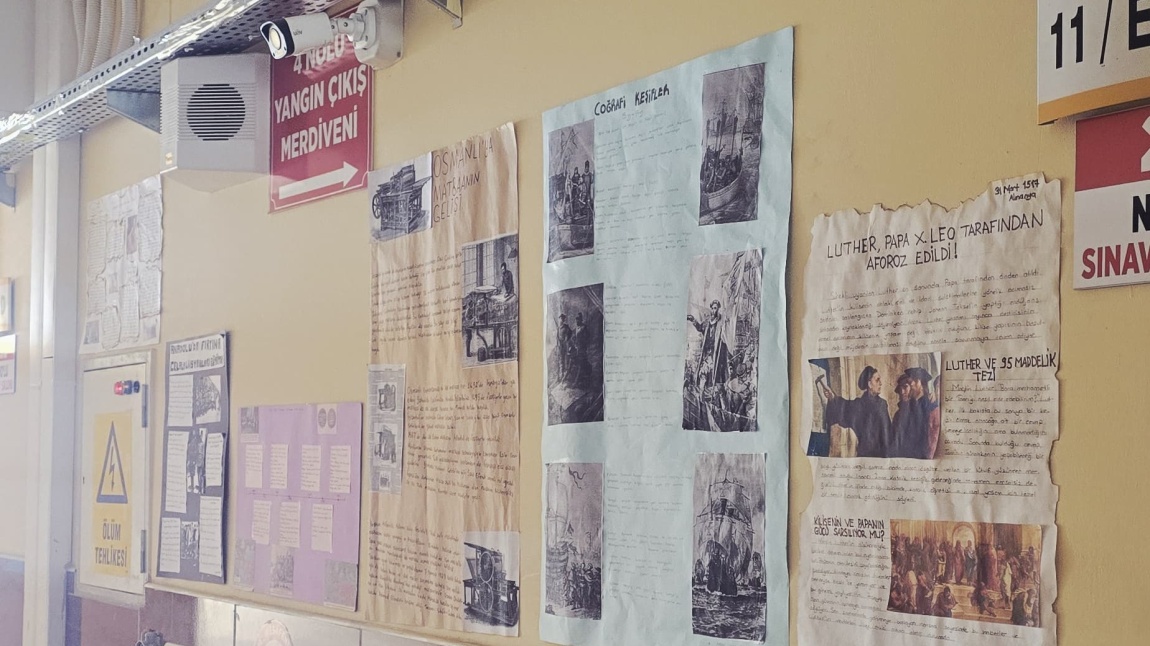 Tarih Albumlerinden oluşan Tarih Sokagımız okulumuz 3.katında ögrencilerimizin istifadesine sunulmustur.
